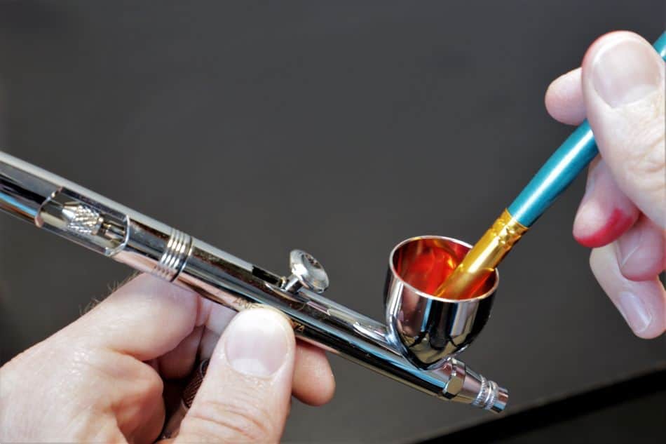 How to hold an Airbrush 
